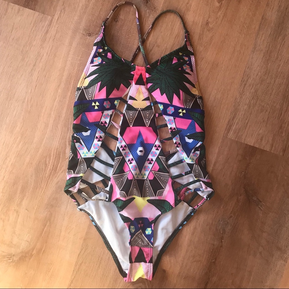 •Cutout One Piece•